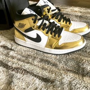 Jordan Retro 1 Mid Metallic Gold